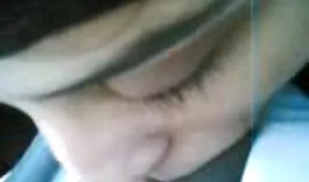 Seorang perawat berambut merah mengisap penis pasien, menidurinya dengan strapon tebal, dan kemudian mengikatnya bokep janda memasukkan pin dengan ukuran berbeda ke dalam kemaluannya dan menghubungkan vibrator, pria itu hanya berteriak kesakitan