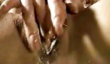 Cowok dengan bokep teen penis raksasa telah gangbanged dengan keindahan seksi