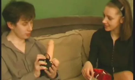 Ibu tiri dewasa yang menggiurkan menyembuhkan putra angkatnya dari flu melalui hubungan pesta bokep seks