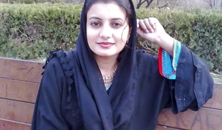 Jalang muda mengisap ayam bokdp dari tetangga tua