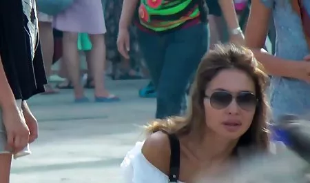 Dengan mudah meniduri semua lubang Natasha dengan penisnya yang tebal, terutama seperti perempuan jalang, ketika penisnya yang besar menembus pantatnya yang ketat, pelacur itu berteriak hanya dengan senang video tante sex hati