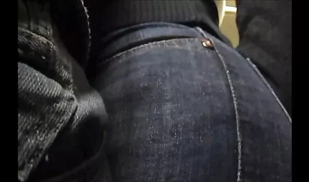 Seorang bokep keren gadis muda berambut pirang menyadari fantasinya yang menyimpang dengan tiga lelaki, dia mengambil jauh di mulutnya, sementara ayam besar dimasukkan di belakangnya