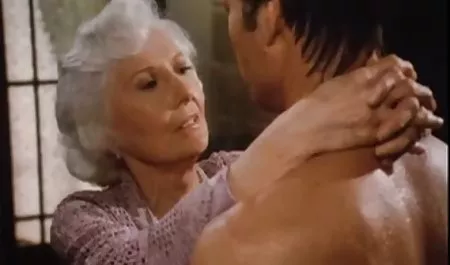 Aktris mengajarkan peran dalam film porno bokep party dengan produsernya