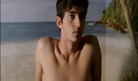 Niger meniduri bokep guru les dua gadis Asia di ruang ganti