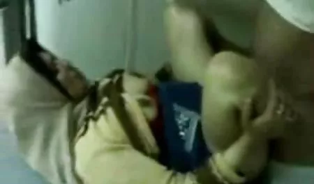 Cewek berambut merah kumpulan film bokep berbicara di telepon dengan seorang pria dan meniduri seorang pria kulit hitam