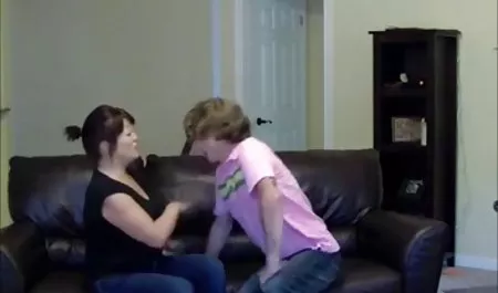 Pengendara koboi Busty bersiap-siap untuk rodeo dan naik ayam jantan bokep jordi