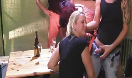 MILF bokep pantura bejat dengan payudara kendor menyebalkan Bung muda, kontol keras