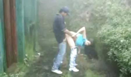 Seorang gadis muda mengisap ayam gemuk bokepseks di kamar mandi