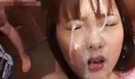 Pelacur downloadvideobokep mendesak harus lulus sesi, tetapi dia belum siap. Tapi mulutnya selalu siap untuk memenuhi keinginan gurunya