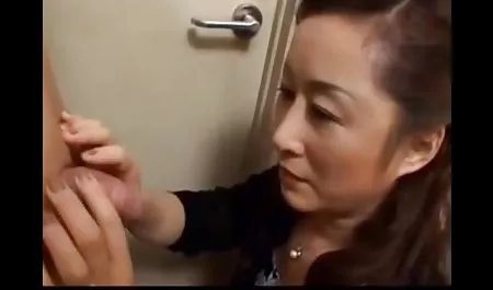 Seorang cewek cantik sedang mencari pekerjaan dan datang dengan bokep hutan mucikari untuk menjual dirinya sendiri dalam film porno