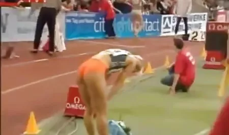 Bermimpi mengagumi cinta lesbian sejati, seorang pria kaya mengundang sekelompok bokeb online tiga gadis seksi yang lucu ke mansion pedesaannya yang cantik dan dengan penuh semangat menyaksikan para pelacur saling bercinta dengan penuh semangat