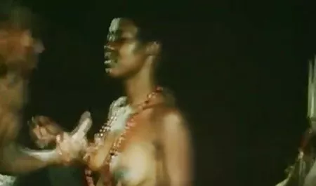 Lesbian ibu bokep wanita gendut murahan penuh nafsu menjilat anus untuk anak tirinya