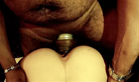 Seorang pelacur muda yang bekerja video bpkep di jalan, melarikan diri dari seorang penindas, berlari ke klub strip, di mana ada banyak yang ingin menggunakan jasanya