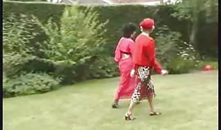 Pelacur dengan rambut biru mengisap video sex sedarah kontol teman