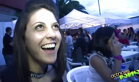 Sampah yang gemuk meraba klitoris, bokep ciuman dan lelaki itu hampir menyelam ke dalam duburnya