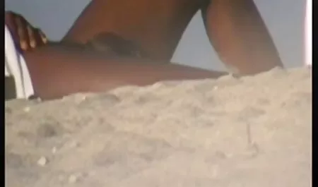 Lesbian seksi yang bergairah menggelar pesta lesbian yang bokep dad asik