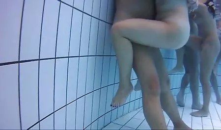 Pelacur bokep new Busty mengisap ayam di atap