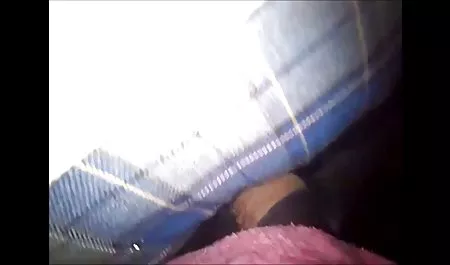 Laki-laki bokep janda muda menggunakan penisnya seperti lelucon untuk menyebalkan