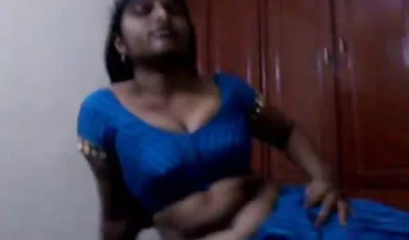 Bitch bokep sama pacar membungkus tubuhnya dengan cling film dan menghisap kontol