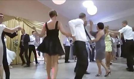 Pelacur seksi menaruh pus kakek bokep di bawah lidah anjing